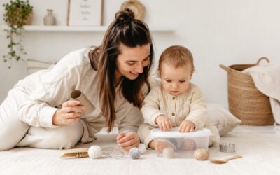 Schnelle Spielideen für Babys mit Alltagsdingen
