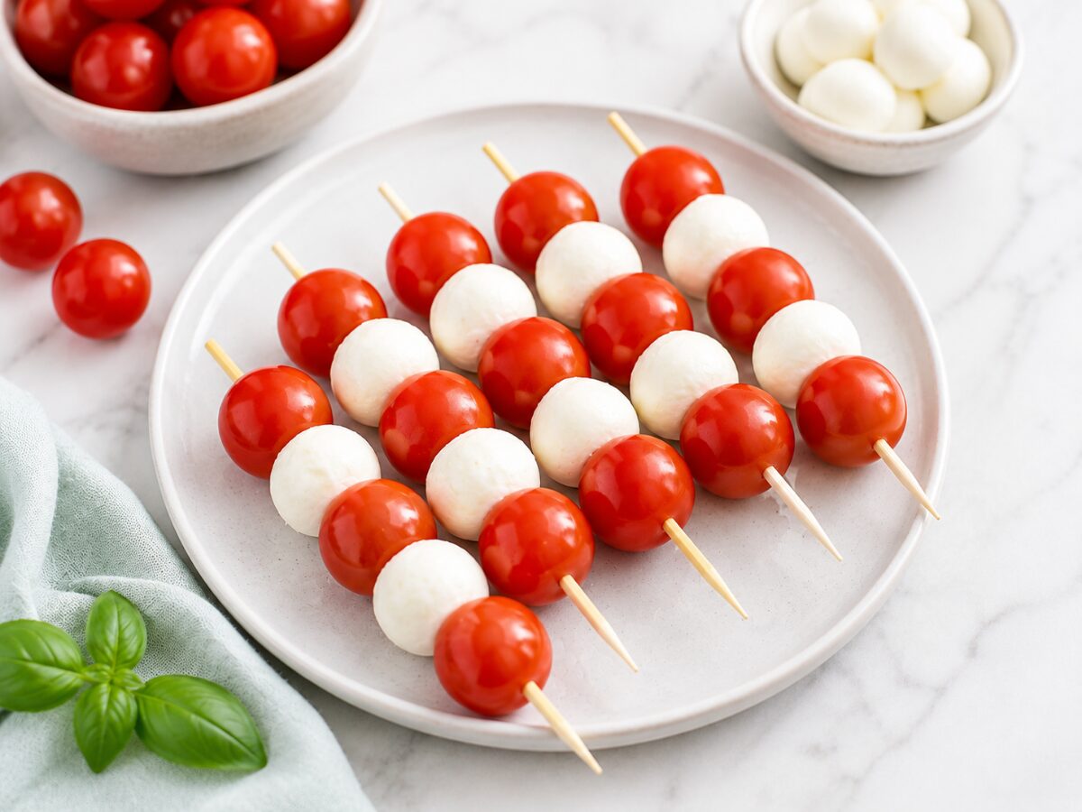 Tomaten-Mozzarella-Spiesse - gesunde Brotdose n Ideen f&uuml;r Kinder