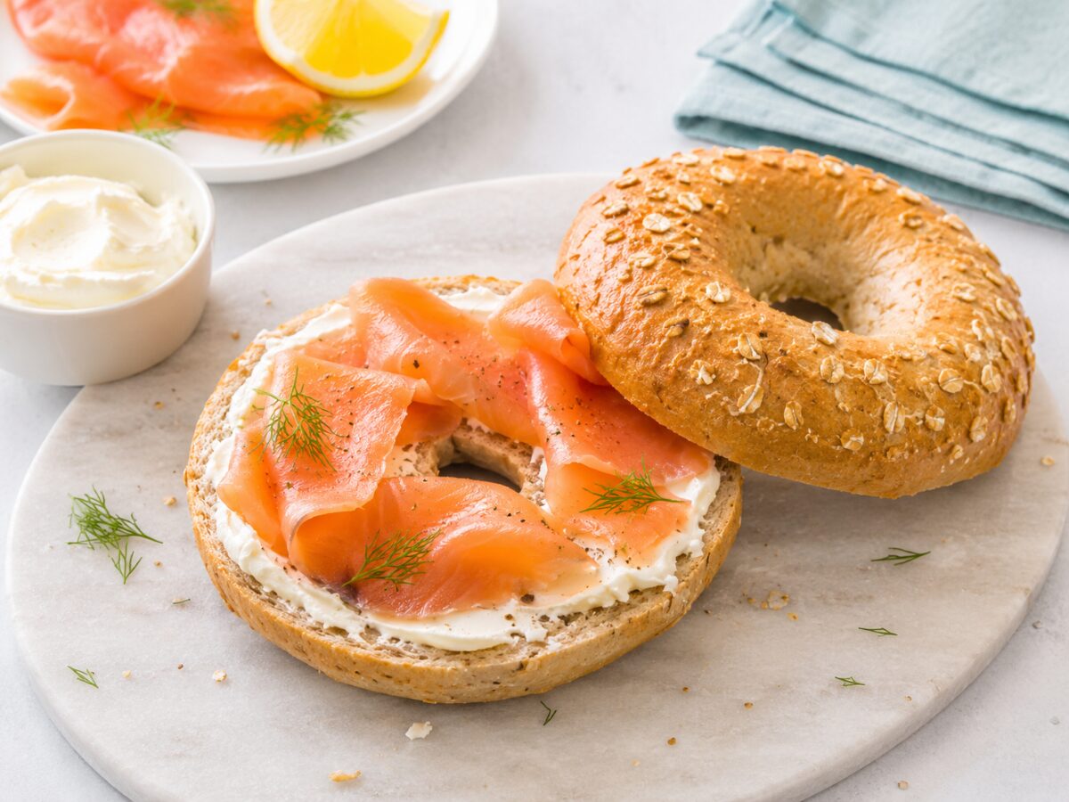 Vollkorn-Bagel mit Frischk&auml;se und Lachs - gesunde Brotdose n Ideen f&uuml;r Kinder